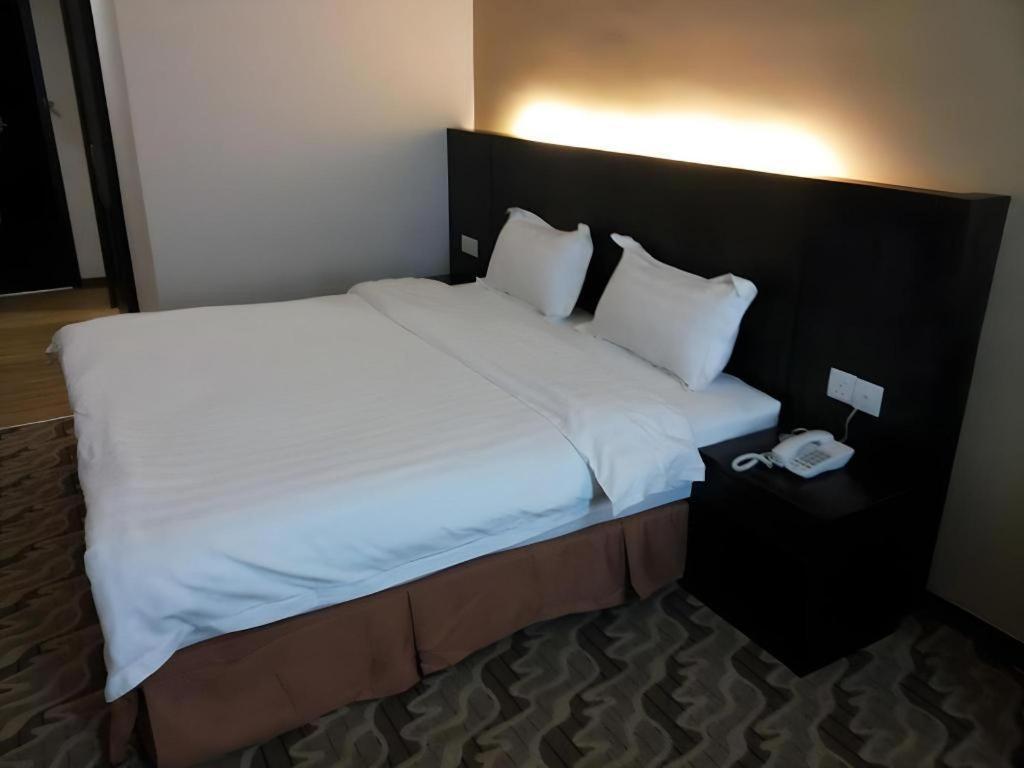Eminent Hotel Kota Kinabalu Exterior foto